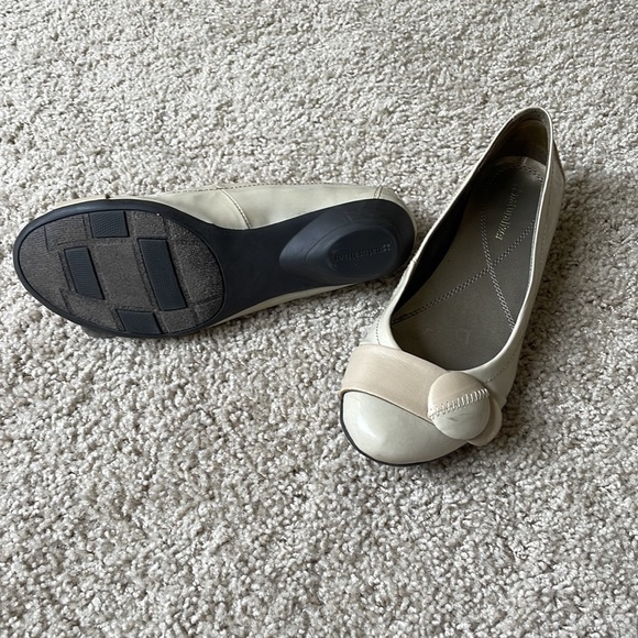 Naturalizer patent leather flats - size 6.5M - Picture 3 of 6